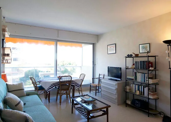 On The Seafront アパート